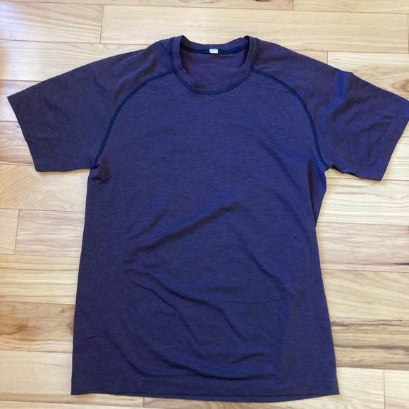 Lululemon T-Shirt - Picture 1 of 3